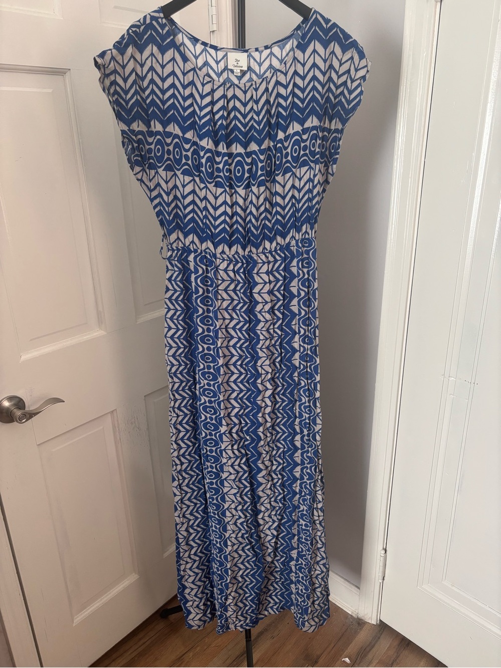 Women’s Large Lightweight Blue and White Geometric Maxi Dress